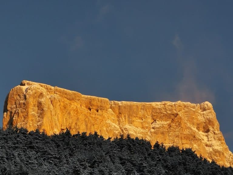 Le mont aiguille avec le soleil tapant